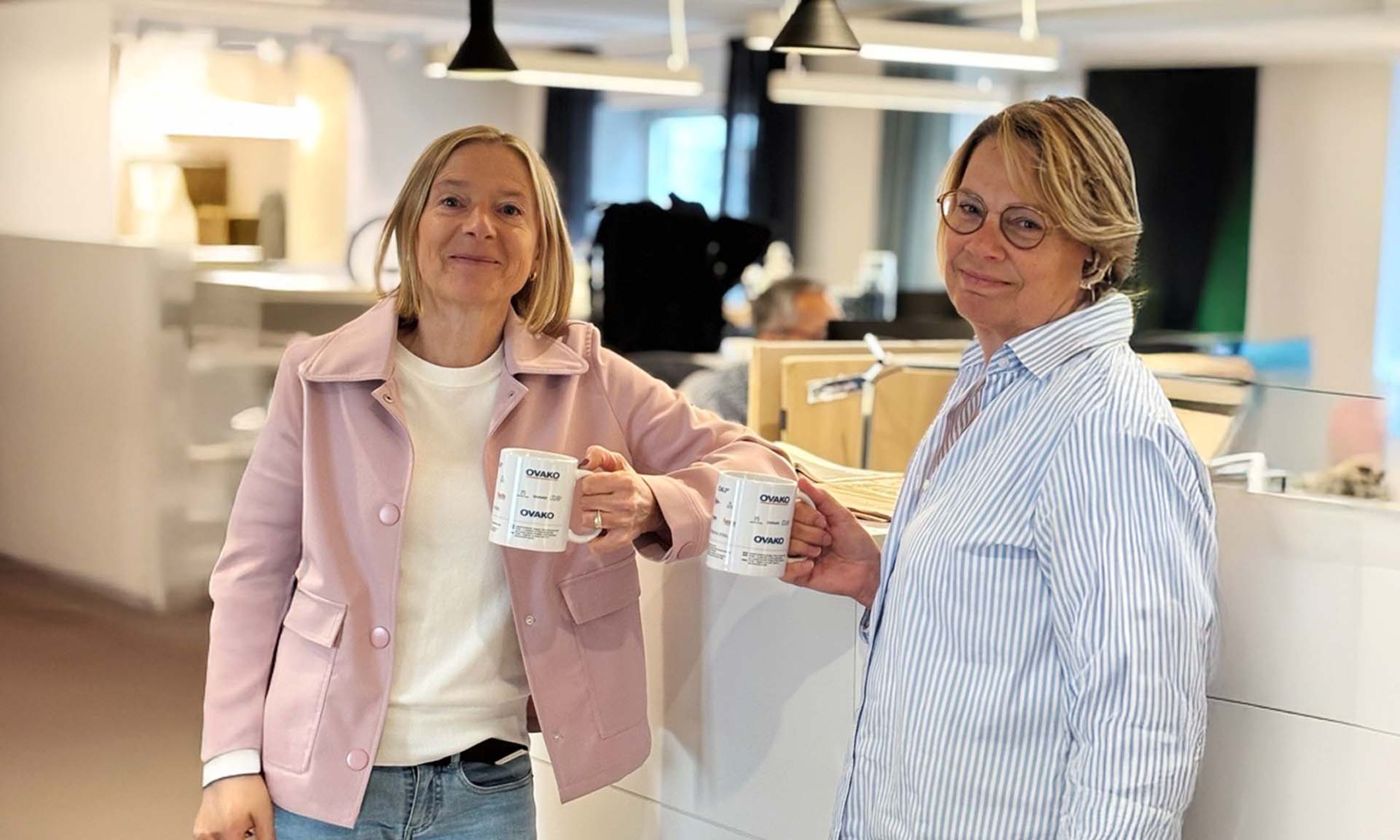 Two Ovako colleagues with ovako mugs